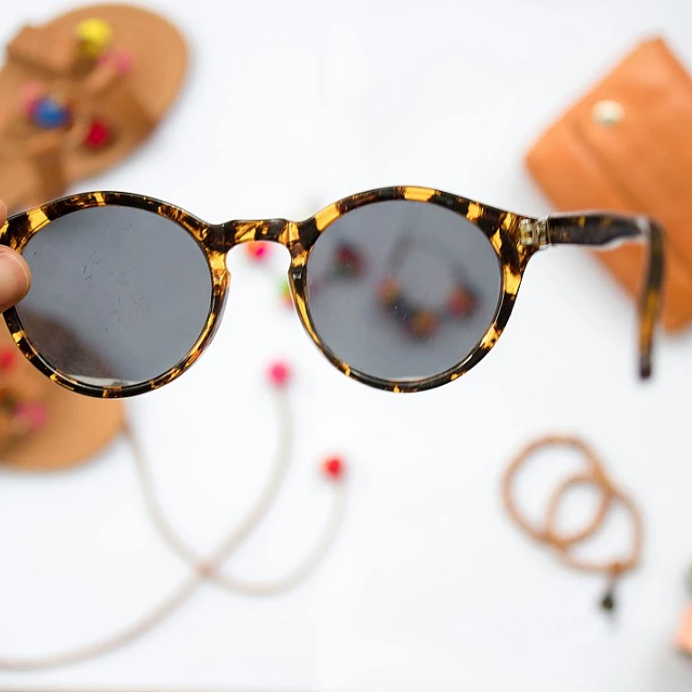 Yves saint laurent lunettes de soleil femme : un guide complet pour choisir vos accessoires de mode