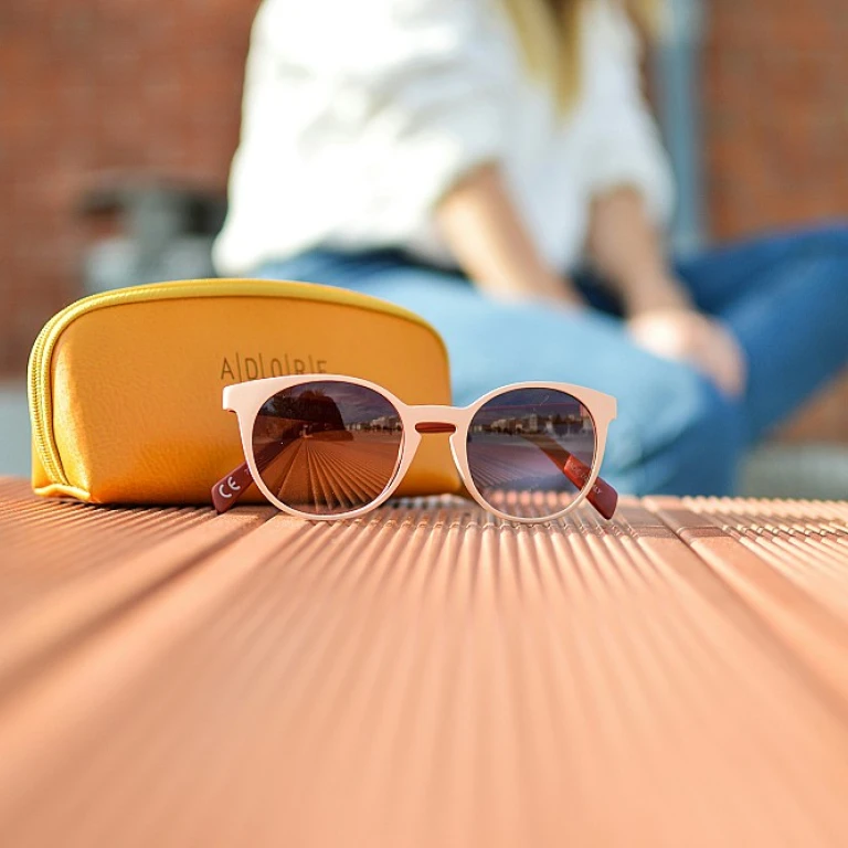 Explorez le charme des lunettes de soleil rétro pour femmes